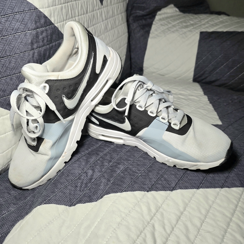 Nike White and Black Sneakers